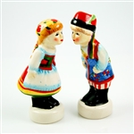 A great Polish gift idea is found in this unique ceramic salt and pepper set. S&P set features Polish kissing boy and girl in Krakow costumes.